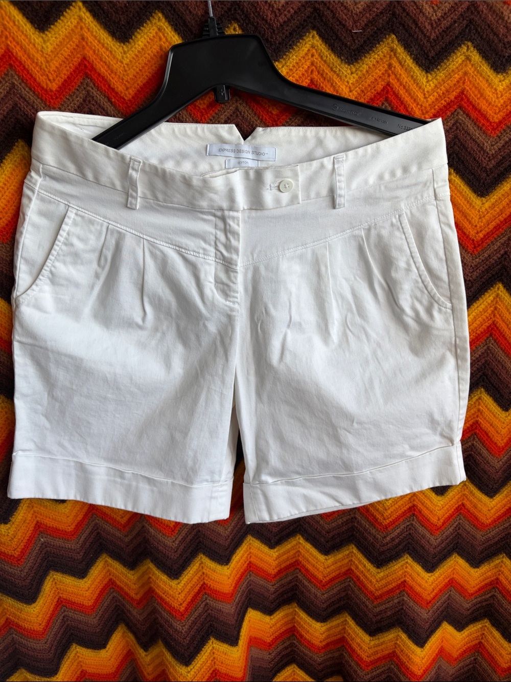 EXPRESS DESIGN STUDIO WHITE SHORTS SIZE 8, retro style